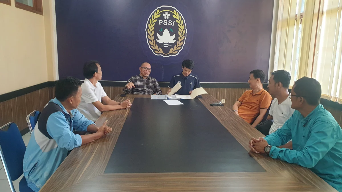 Direktur Banjar Partoman FC, Atet Handiyana, (tiga kanan) saat mendaftarkan klubnya ke Asprov PSSI Jabar, Selasa 2 April 2024.