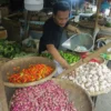Ilustrasi: Pedagang Bawang di Pasar Kota Bandung.
