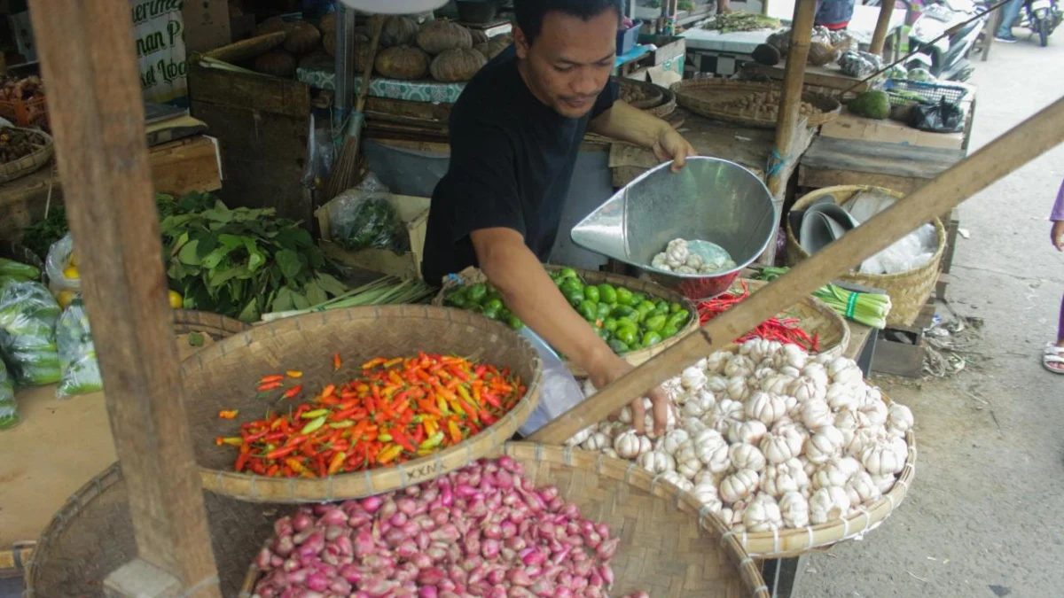 Ilustrasi: Pedagang Bawang di Pasar Kota Bandung.