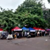 Deretan tenda pedagang di pasar dadakan Jalan Trunojoyo Kota Bandung, Kamis (4/4)