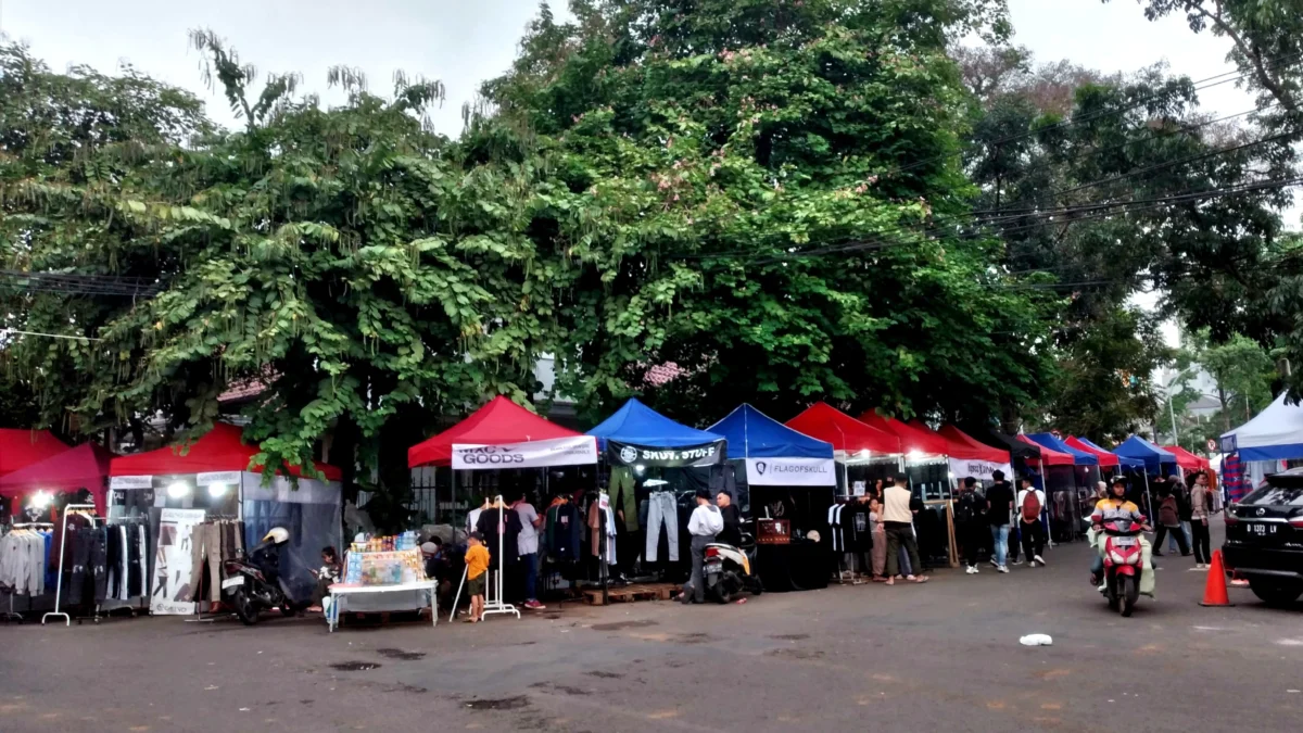 Jelang Lebaran, Pasar Dadakan Menjamur di Kota Bandung Deretan tenda pedagang di pasar dadakan Jalan Trunojoyo Kota Bandung, Kamis (4/4)