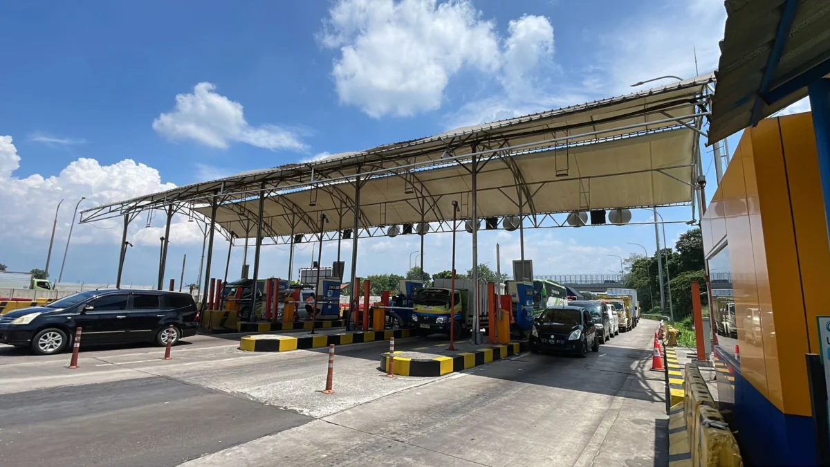 H-6 Jelang Lebaran, Volume Kendaraan di Exit Tol Cileunyi Meningkat H-6 Jelang Lebaran, Mulai Ada Peningkatan Kendaraan di Exit Tol Cileunyi. Foto Agi Jabar Ekspres