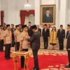 Penyematan tanda jabatan Ketua Kwarnas Pramuka kepada Budi Waseso di Istana Negara Jakarta, Jumat (5/4/2024) oleh Presiden RI Joko Widodo (Antara)