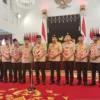 Ketua Kwarnas Gerakan Pramuka Budi Waseso bersama anggota pengurus Kwarnas memberikan keterangan pers mengenai Permendikbudristek di Istana Negara Jakarta, Jumat (5/4/2024). (ANTARA)