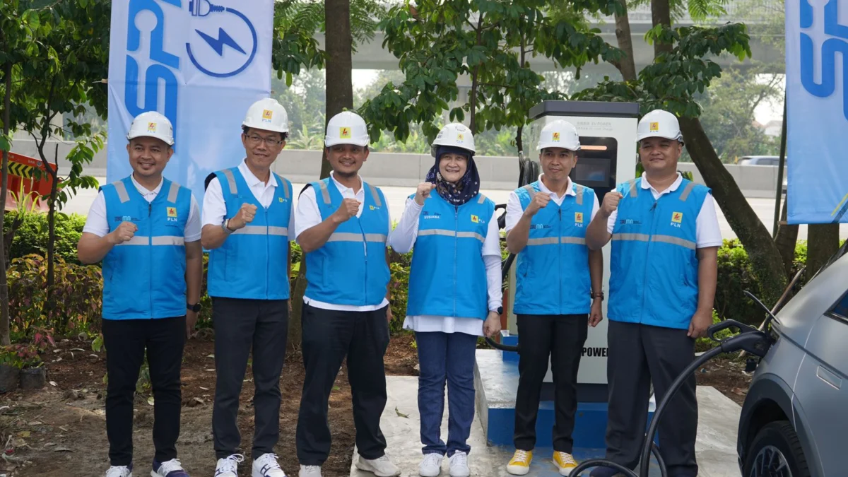 GM PLN Jabar Inspeksi SPKLU di Hari Pertama Mudik Lebaran 2024 dan Ajak Update Aplikasi PLN Mobile