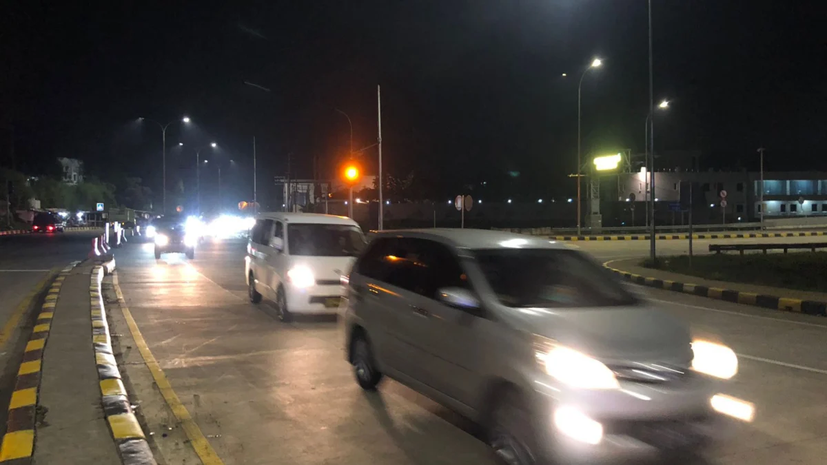 KEMACETAN: Kendaraan para pemudik sudah mulai memasuki wilayah Kecamatan Parungkuda, Kabupaten Sukabumi, Sabtu (6/4).