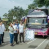 Jajaran Kadin Kota Bogor secara simbolis melepas ratusan pemudik yang ikut program Mudik Gratis.