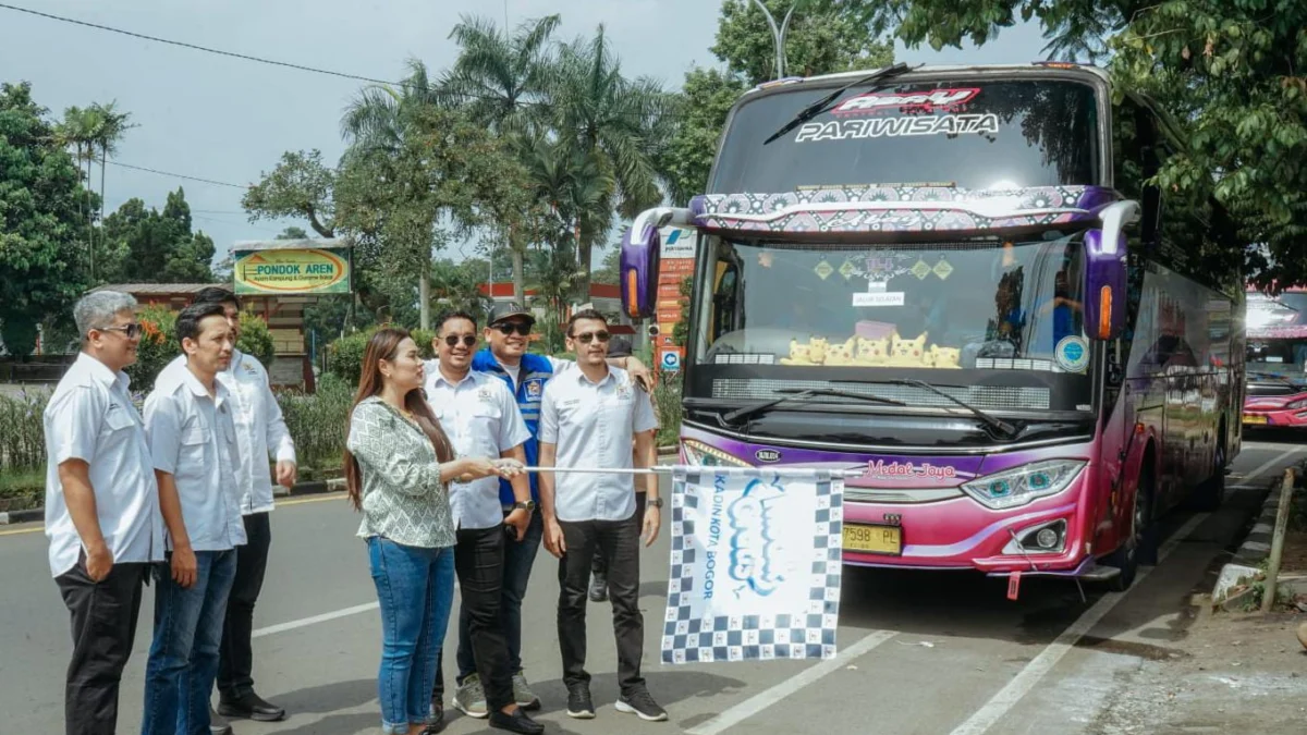 Jajaran Kadin Kota Bogor secara simbolis melepas ratusan pemudik yang ikut program Mudik Gratis.