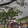 Ilustrasi: Pengunjung memadati wisata Kiara Artha Park saat libur Lebaran.