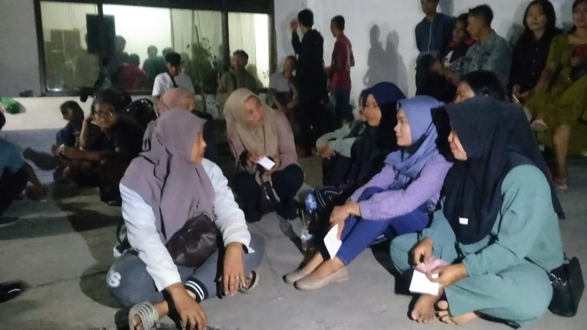 Buruh PT Maju Jaya Lestari Banjar Patroman Terancam Tak Dapat THR, sang Direktur Diduga Bawa Kabur Uang Rp250 Juta Buruh PT Maju Jaya Lestari Banjar Patroman sejak Sabtu 6 April 2024 menuntut pembayaran uang lebaran yang dibawa kabur Direkturnya berinisial 'AJ'.