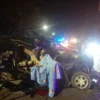 Laka Lantas Kota Banjar: Kondisi tubuh korban ditutupi kain masih berada di jok bagian sopir usai terlibat laka lantas dengan truk box pada Minggu, 7 April 2024 dini hari.