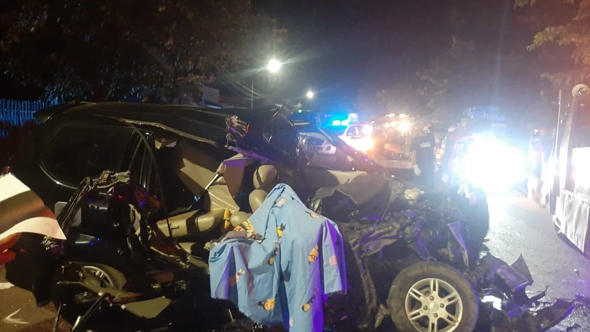 Laka Lantas Kota Banjar: Kondisi tubuh korban ditutupi kain masih berada di jok bagian sopir usai terlibat laka lantas dengan truk box pada Minggu, 7 April 2024 dini hari.