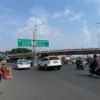 Suasana di Simpang Padalarang, KBB, terpantau ramai lancar, Minggu (7/4).