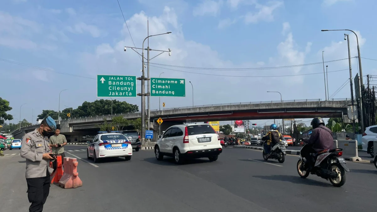 Puncak Arus Mudik KBB Diprediksi Nanti Malam Suasana di Simpang Padalarang, KBB, terpantau ramai lancar, Minggu (7/4).
