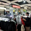 Sejumlah pembeli saat memilah jaket di Plaza Parahyangan Kota Bandung jelang Lebaran.