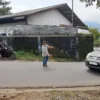 TOL BOCIMI LONGSOR: Pak Ogah saat mengatur lalu lintas di jalan alternatif Warung Ceuri, Desa Pondokkasolandeuh, Kecamatan Parungkuda, Kabupaten Sukabumi.
