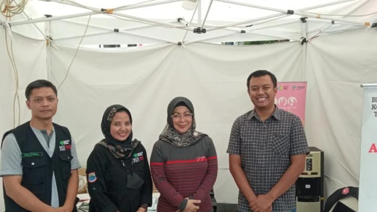 Kadinkes Kota Cimahi, Mulyati (tengah merah), saat meninjau Pos Pelayanan Kesehatan di Alun-alun Kota Cimahi.