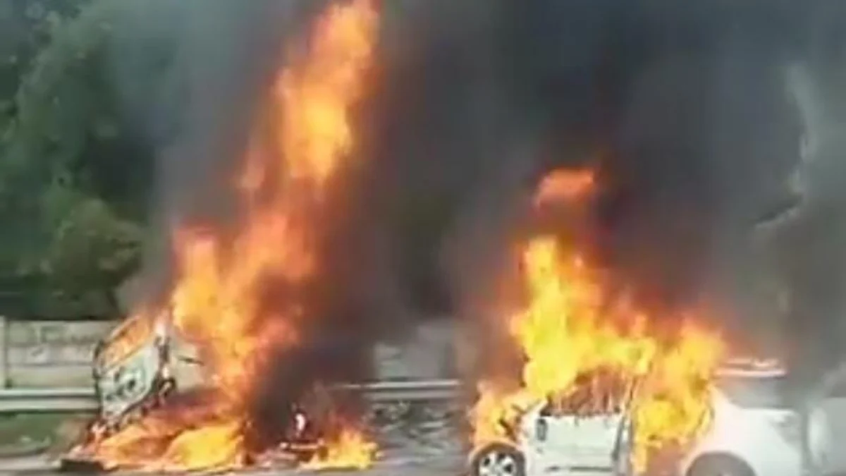 Laka lantas di Tol Japek KM 58, Senin (8/4) pagi.