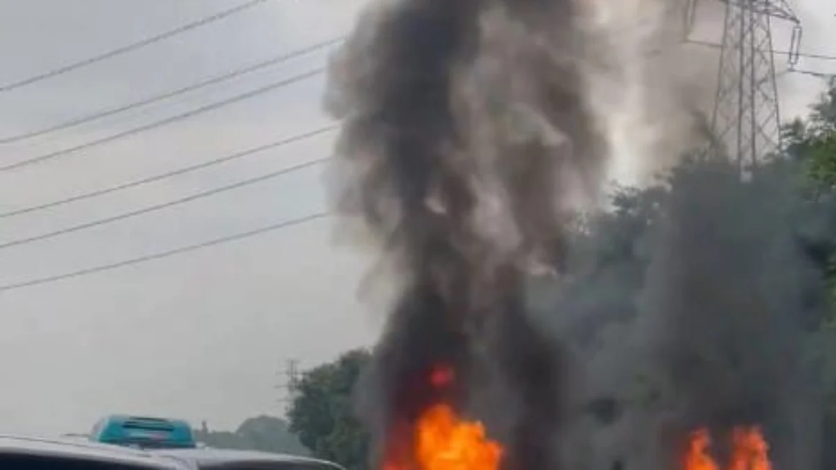 Laka lantas di Tol Japek KM 58, Senin (8/4) pagi.