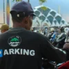 Pengunjung Digetok Uang Parkir Rp12 Ribu, DKM Masjid Al Jabbar Langsung Evaluasi Ilustrasi: Petugas parkir Masjid Al Jabbar Kota Bandung.