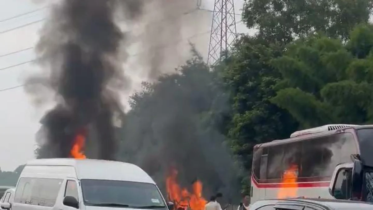 Laka lantas di Tol Japek KM 58, Senin (8/4) pagi.