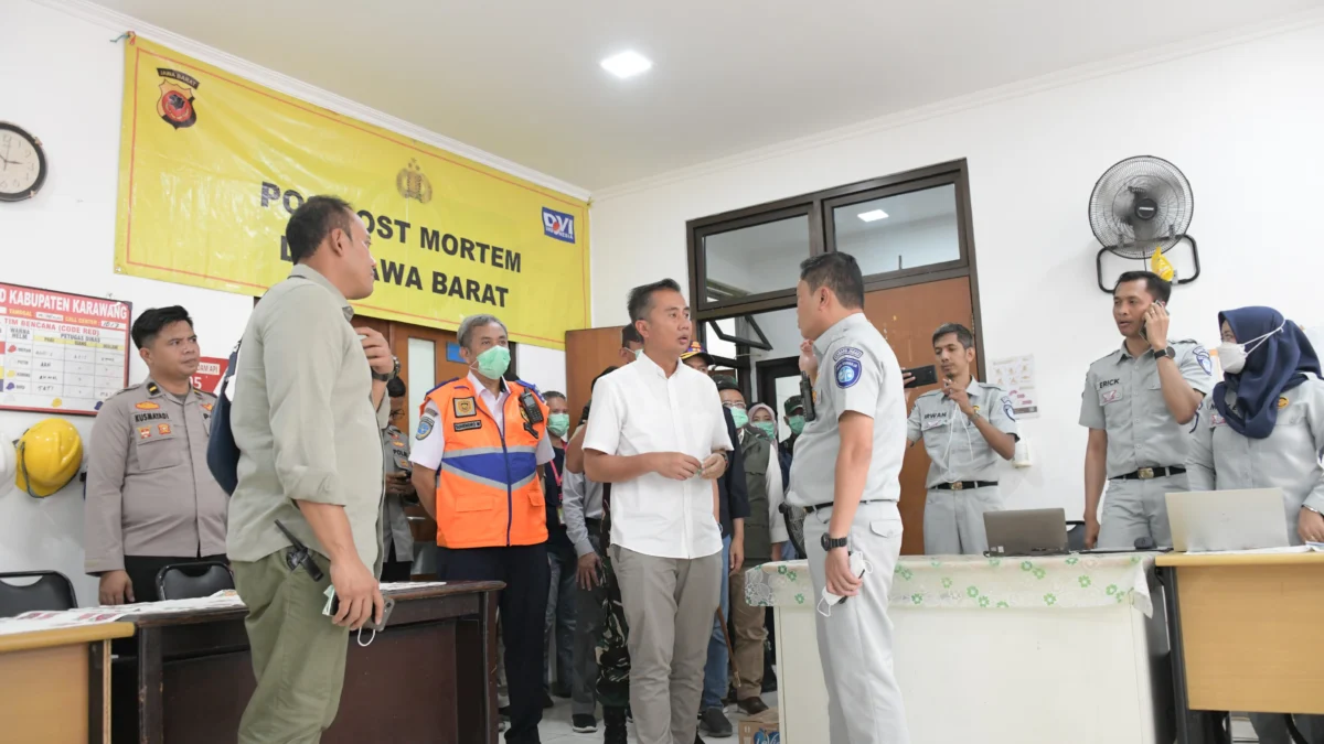 Bey Machmudin Jenguk Korban Kecelakaan Tol Japek di RSUD Karawang
