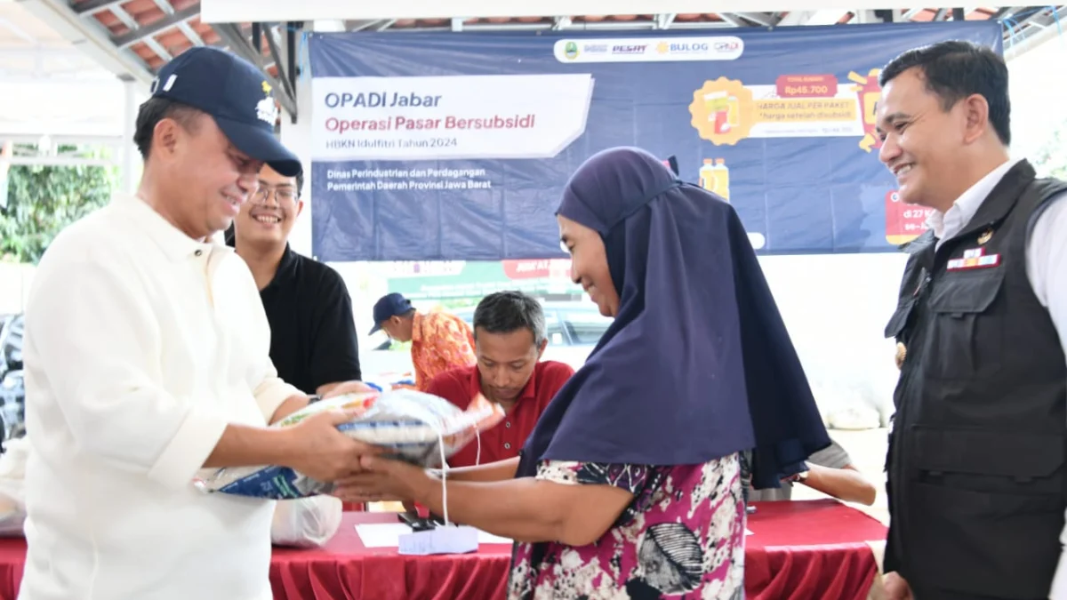 Sekda Herman Suryatman Bagikan Beras OPADI di Majalengka