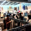 Sejumlah pengunjung memadati salah satu pusat perbelanjaan di Kota Bandung, The Kings, pada H-1 Lebaran 2024.