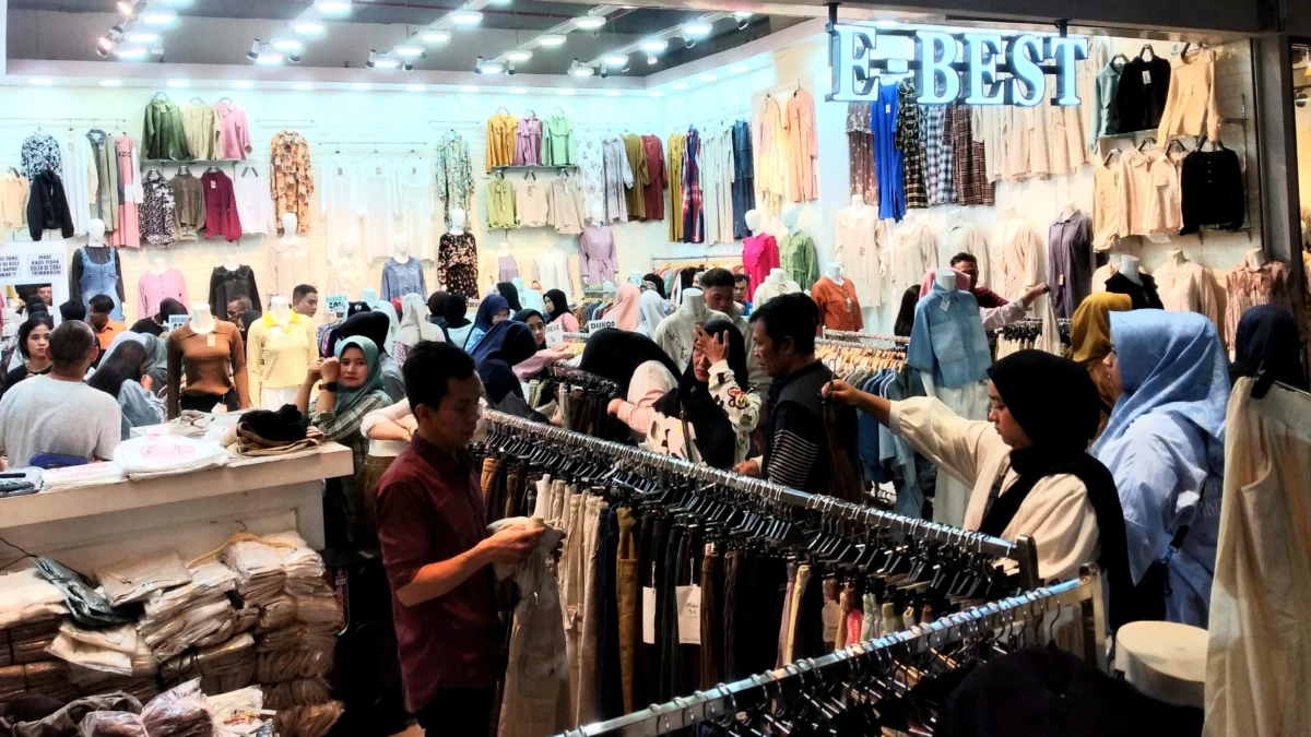 Sejumlah pengunjung memadati salah satu pusat perbelanjaan di Kota Bandung, The Kings, pada H-1 Lebaran 2024.
