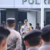 Waka Polres Bogor, Kompol Adhimas Sriyono Putra, saat memimpin apel kesiapan kegiatan pengamanan malam takbiran Idul Fitri 1445 H dalam rangka OPS ketupat 2024.