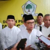 Ketua DPD Partai Golkar Jawa Barat, Tubagus Ace Hasan Syadzily didampingi Ketua DPD Partai Golkar Kota Bogor, Rusli Prihatevy (kiri) saat memberikan keterangan pers di Kantor DPD Golkar Kota Bogor.