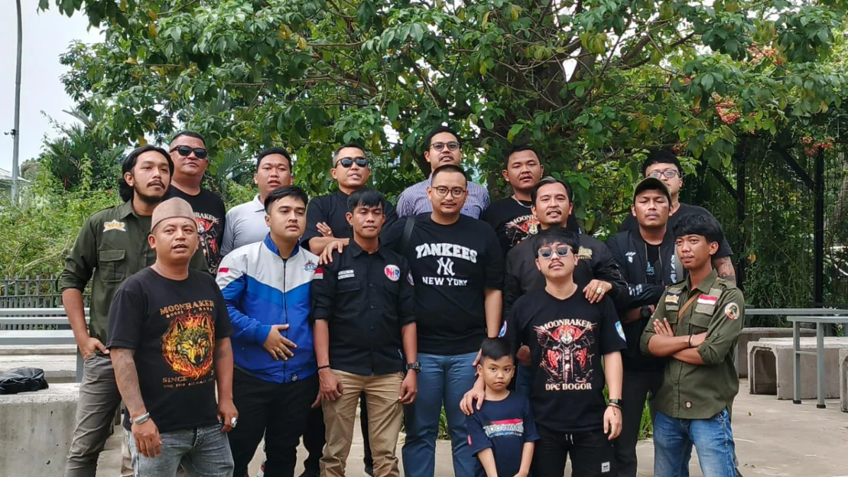 Tokoh Muda Bogor, Andrian Dimas Prakoso (Keempat Kanan) bersama perwakilan klub motor Moonraker, XTC dan Brigez.