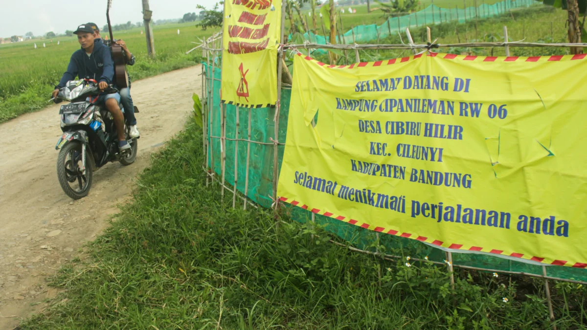 Salah satu banner peringatan yang terpampang di jalan menuju Stasiun Whoosh Tegalluar.