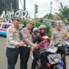 Jajaran Satlantas Polresta Bogor Kota saat membagikan sabuk keselamatan kepada sejumlah pengendara motor yang melintasi Terminal Baranangsiang, Selasa (9/4) sore.