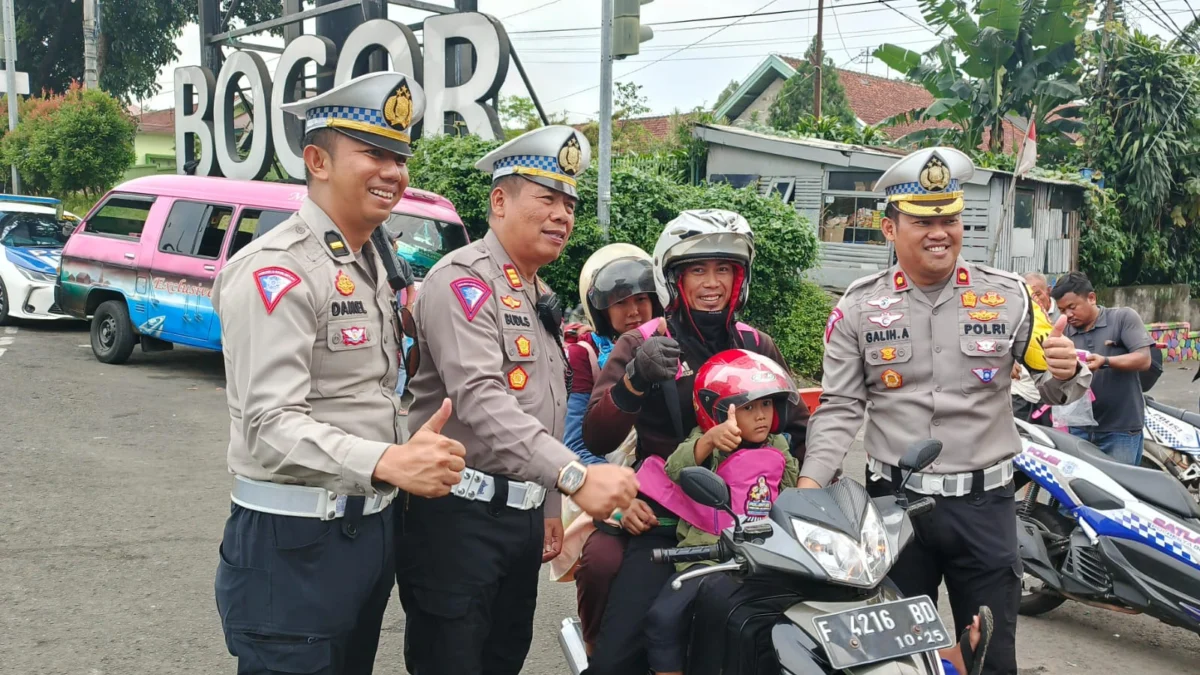 Jajaran Satlantas Polresta Bogor Kota saat membagikan sabuk keselamatan kepada sejumlah pengendara motor yang melintasi Terminal Baranangsiang, Selasa (9/4) sore.