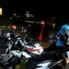 LENGANG: Kondisi jalur mudik di Lingkar Gentong, Kabupaten Tasikmalaya, tampak basah diguyur hujan sehingga arus lalu lintas pun amat lengang, Selasa (9/4) malam.