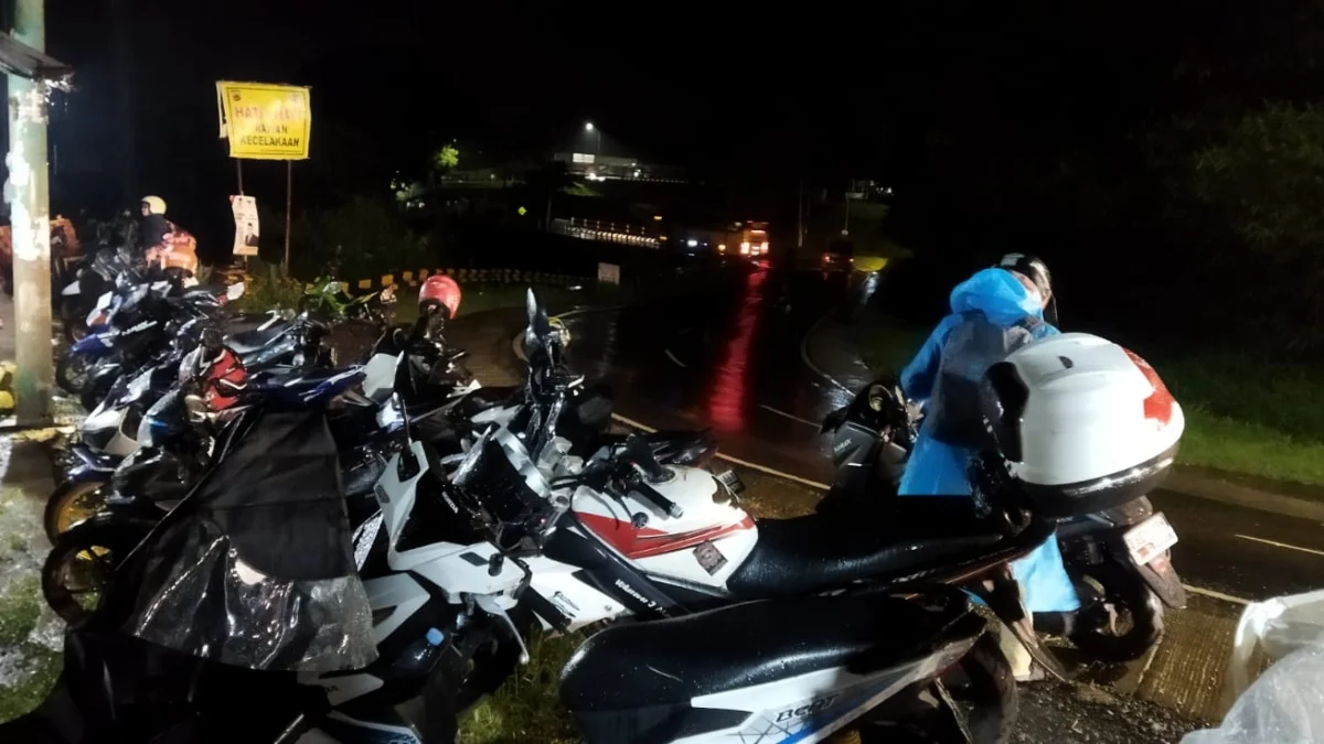 LENGANG: Kondisi jalur mudik di Lingkar Gentong, Kabupaten Tasikmalaya, tampak basah diguyur hujan sehingga arus lalu lintas pun amat lengang, Selasa (9/4) malam.
