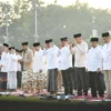 Penjabat Gubernur Jawa Barat Bey Machmudin melaksanakan salat Idulfitri di Lapangan Gasibu, Kota Bandung, Rabu (10/4/2024).(Foto: Biro Adpim Jabar)