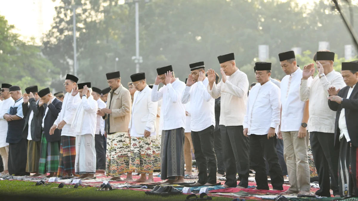 Penjabat Gubernur Jawa Barat Bey Machmudin melaksanakan salat Idulfitri di Lapangan Gasibu, Kota Bandung, Rabu (10/4/2024).(Foto: Biro Adpim Jabar)