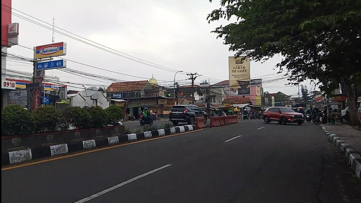 Lalu Lintas Kota Cimahi Ramai Lancar saat Idul Fitri Situasi lalu lintas di Kota Cimahi saat hari pertama Idul Fitri 1445 H.