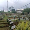 Warga Desa Jambudipa, Kecamatan Cisarua, Kabupaten Bandung Barat saat ziarah kubur di makam keluarganya, Rabu (10/4).