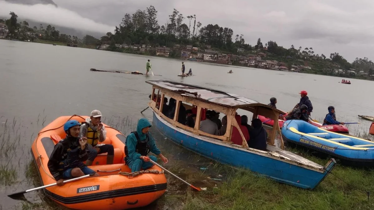 Proses pencarian dua orang remaja yang menjadi korban tenggelam di Situ Cileunca, Kecamatan Pangalengan, Kabupaten Bandung pada Rabu, 10 April 2024.