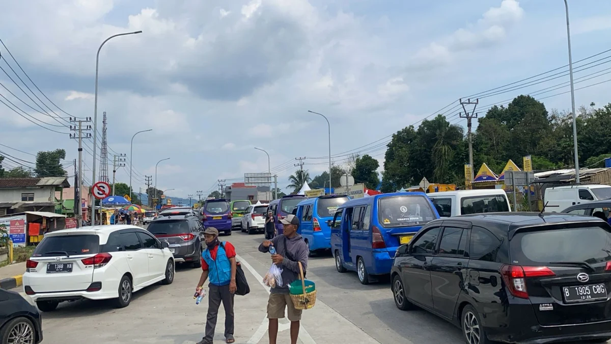 Kepadatan kendaraan di Tol Bocimi pintu keluar Parungkuda.