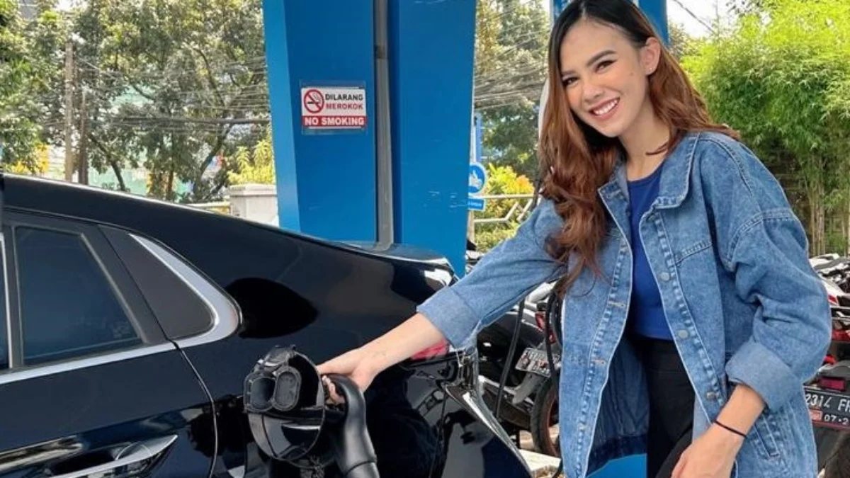 PLN Unit Layanan Pelanggan (ULP) Cipayung memastikan kesiapan unit SPKLU untuk melayani pengguna kendaraan listrik/ Dok. PT PLN (Persero) UID Jawa Barat