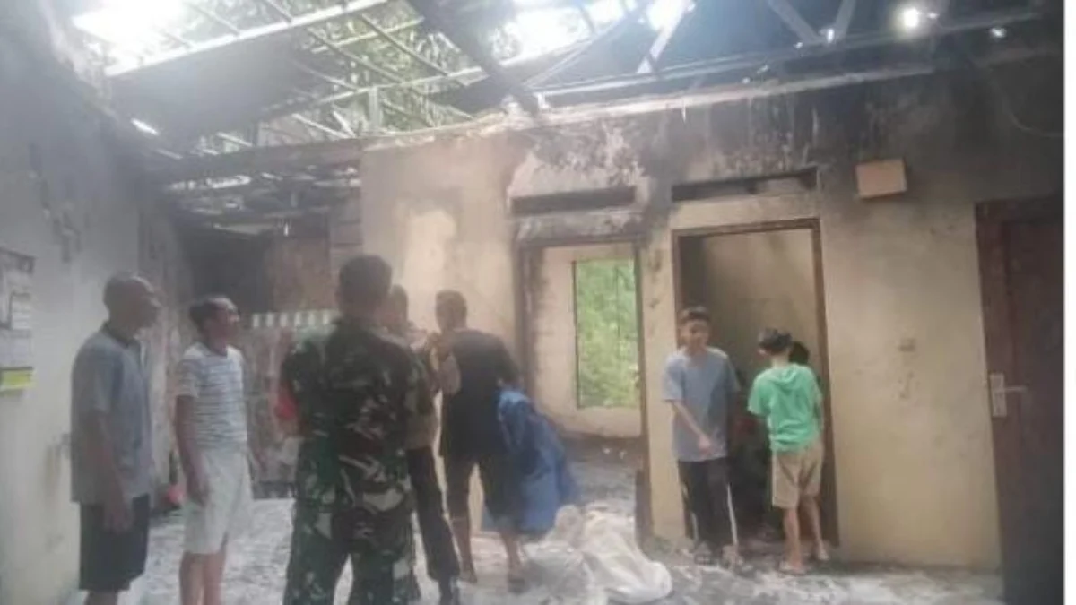 Keadaan rumah Kiki Satria di Kampung Sinargalih, Desa Megamendung, Kabupaten Bogor usai terbakar, Sabtu (13/4).