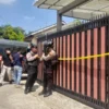 OLAH TKP: Jajaran Kepolisian dari Polres Cimahi mengamankan rumah Didi Hidayat yang diduga jadi korban pembunuhan, di Komplek Bumi Citra Indah 1, Desa Pataruman Kecamatan Cihampelas, Kabupaten Bandung Barat, Selasa (16/4) Foto: Nur Aziz/Jabar Ekspres.