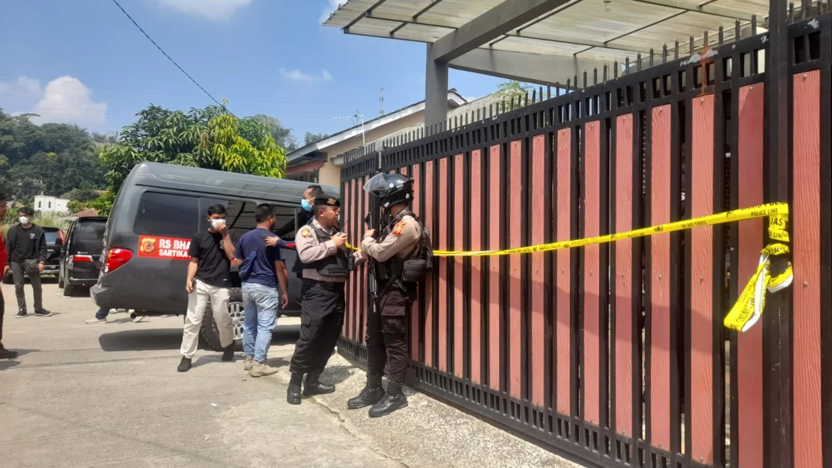 OLAH TKP: Jajaran Kepolisian dari Polres Cimahi mengamankan rumah Didi Hidayat yang diduga jadi korban pembunuhan, di Komplek Bumi Citra Indah 1, Desa Pataruman Kecamatan Cihampelas, Kabupaten Bandung Barat, Selasa (16/4) Foto: Nur Aziz/Jabar Ekspres.