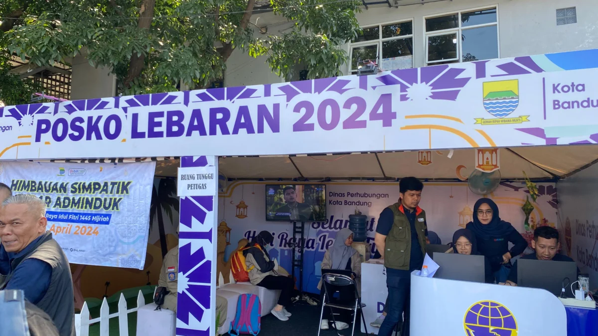Hari Terakhir Imbauan Simpatik, Ini Langkah Pemkot Antisipasi Pendatang Posko Disdukcapil Kota Bandung, berkenaan dengan pendataan warga yang tiba ke Bandung, dalam kegiatan imbauan simpatii, di Terminal Caheum, pada Selasa (16/4). (Nizar/Jabar Ekspres)