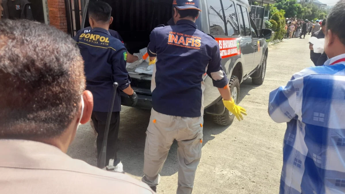 Gara-Gara Uang Rp300 Ribu, Ijal Tega Habisi Nyawa Didi Petugas Inafis Polres Cimahi membawa jenazah Didi Hartanto korban pembunuhan di Kompleks Bumi Citra Indah 2, RT 06 RW 13, Desa Pataruman, Kecamatan Cihampelas, Kabupaten Bandung Barat (KBB), Selasa (16/4).