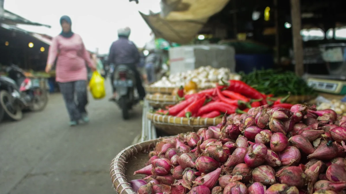 Penjual bahan pangan di Pasar Induk Gedebage, Kota Bandung. (Pandu Muslim/Jabar Ekspres)